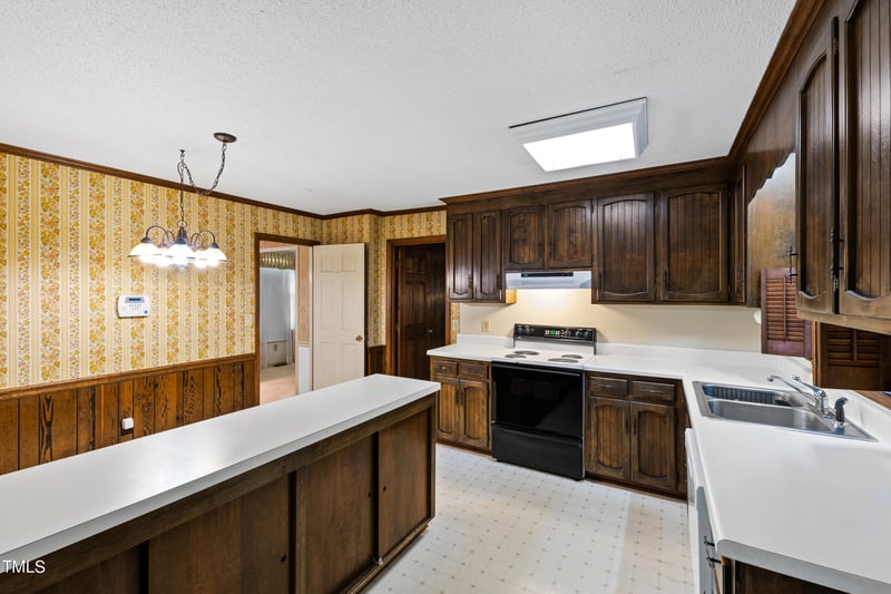 6725 Valley Dr, Raleigh, NC 27612