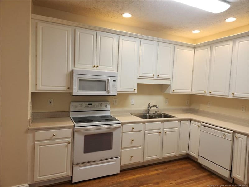 6860 Surrey Rd, Fayetteville, NC 28306