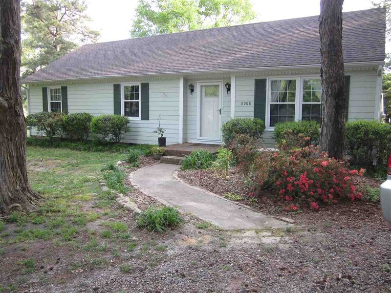 6908 Ives Ct, Raleigh, NC 27616