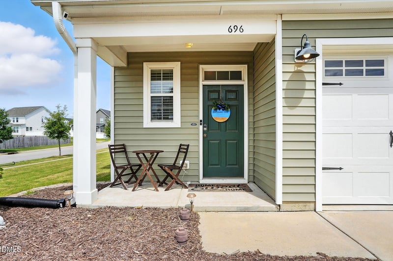 696 Crestdale Dr, Clayton, NC 27520