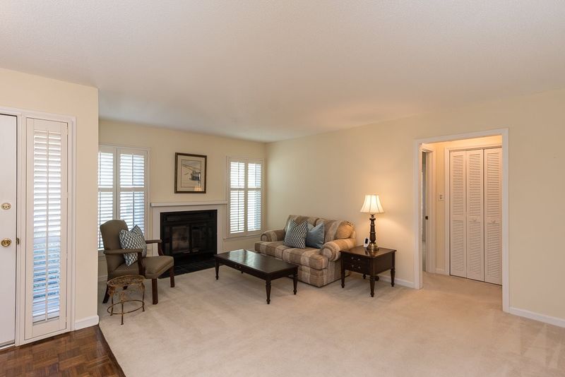 7 Heather Ct, Chapel Hill, NC 27517