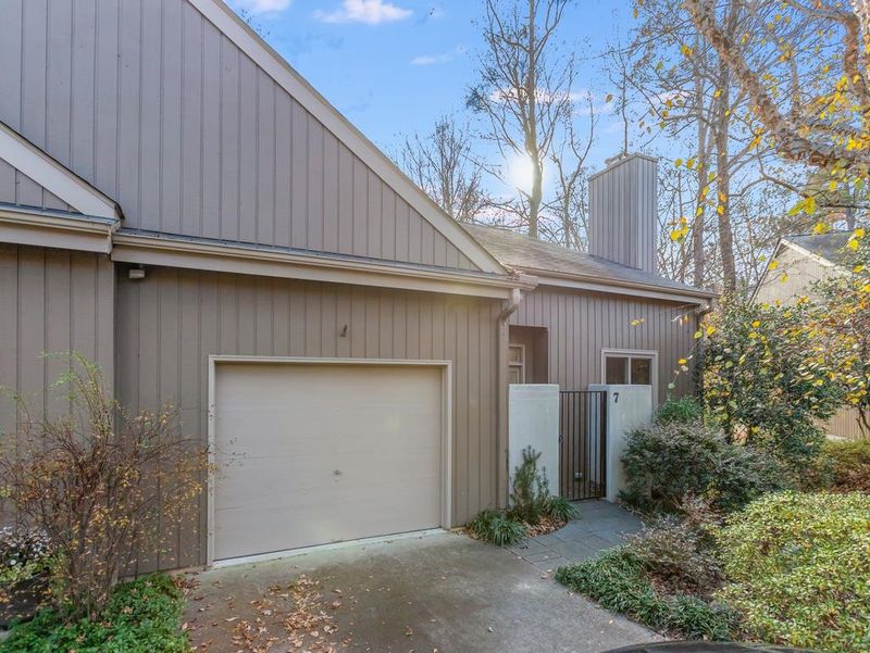 7 Tottenham Ln, Chapel Hill, NC 27517