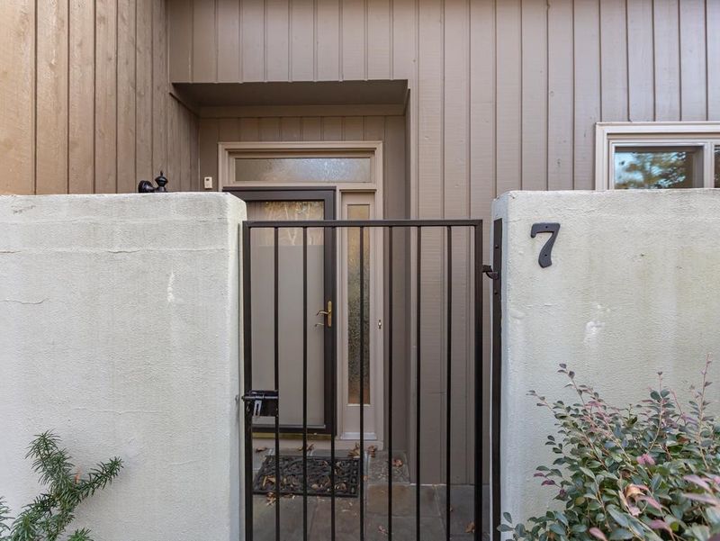 7 Tottenham Ln, Chapel Hill, NC 27517
