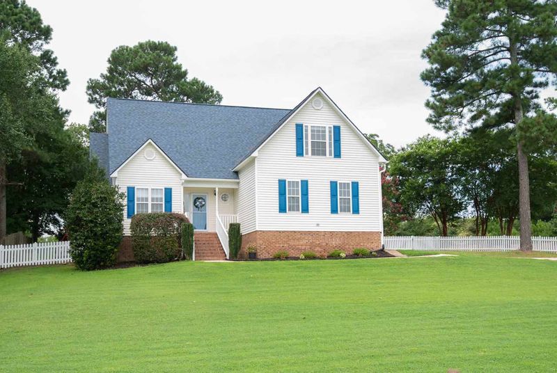 700 White Meadows Dr, Fuquay Varina, NC 27526