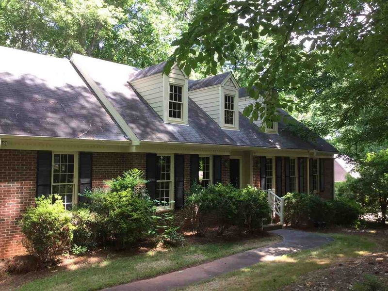 7008 Valley Lake Dr, Raleigh, NC 27612