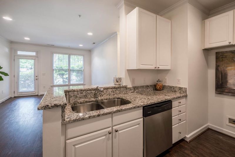 701 Copperline Dr #102, Chapel Hill, NC 27516