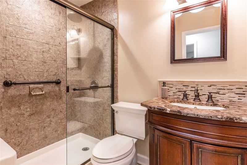 702 Peyton St, Raleigh, NC 27610