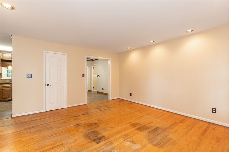 702 Peyton St, Raleigh, NC 27610