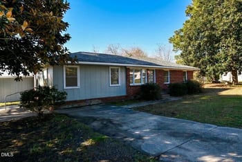 703 Main St, Clinton, NC 28328