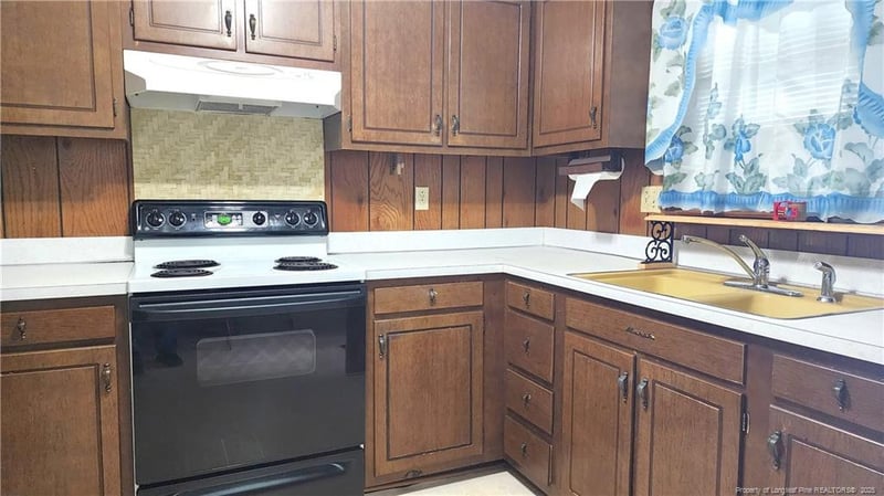703 Roundtree Dr, Fayetteville, NC 28303