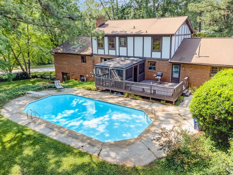 704 Barbara Dr, Raleigh, NC 27606