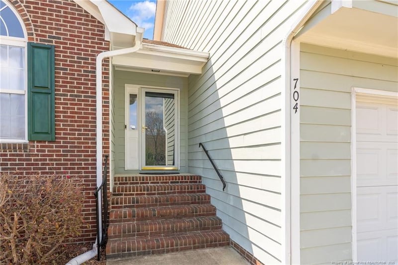 704 Fairbluff Dr, Hope Mills, NC 28348