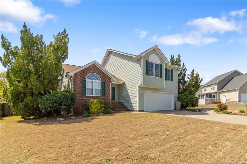 704 Fairbluff Dr, Hope Mills, NC 28348