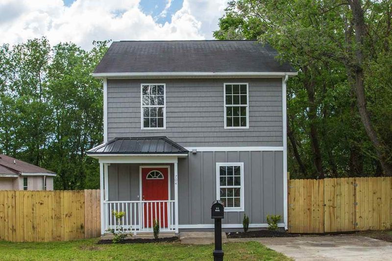 704 Quarry St, Raleigh, NC 27610
