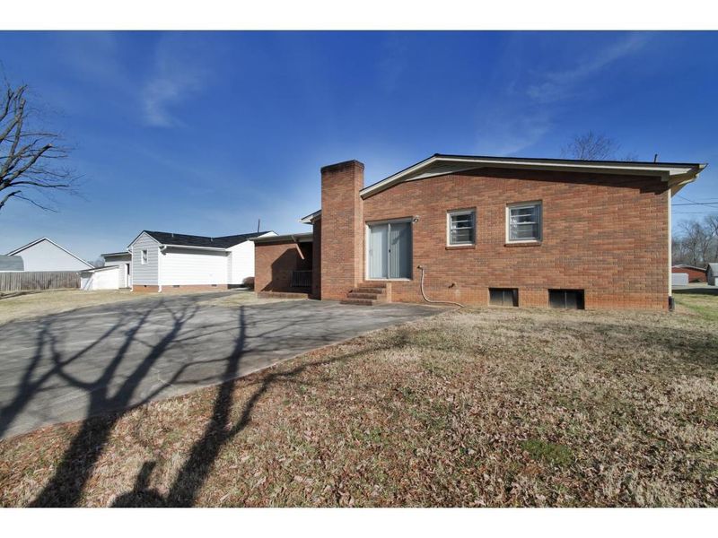 705 N 5th St, Mebane, NC 27302
