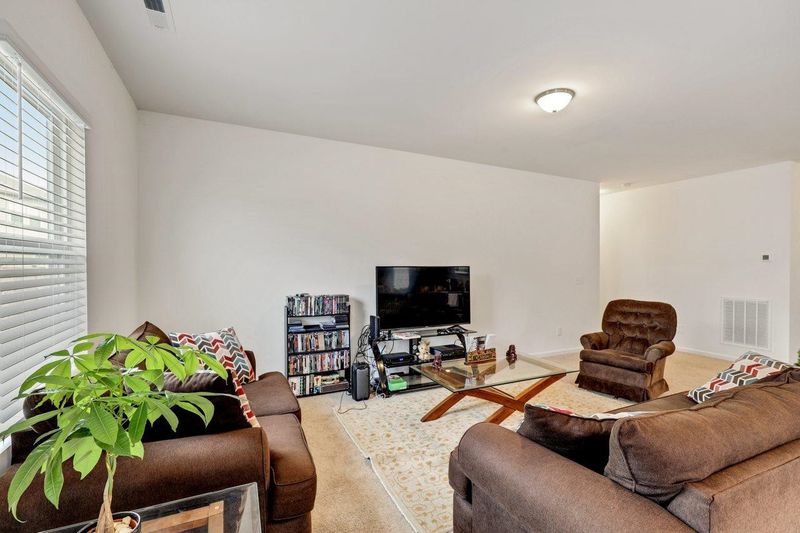 705 Kenyon Spring Dr, Zebulon, NC 27597