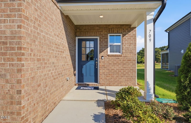 709 Wicklow Hall Dr, Fuquay Varina, NC 27526