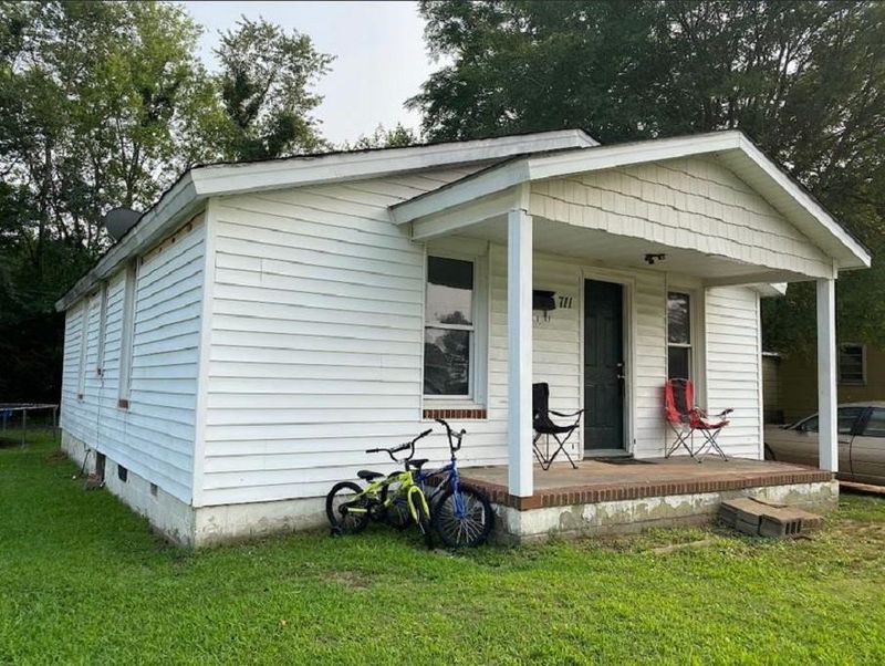 711 Peedin St, Selma, NC 27576