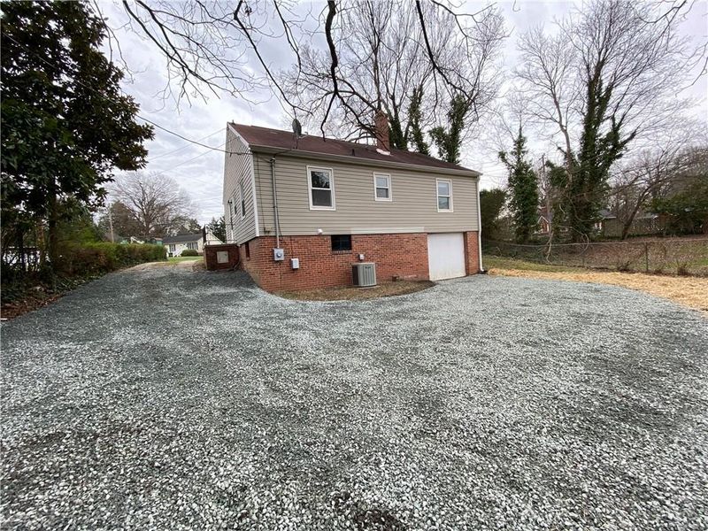 712 N Main St, Burlington, NC 27217