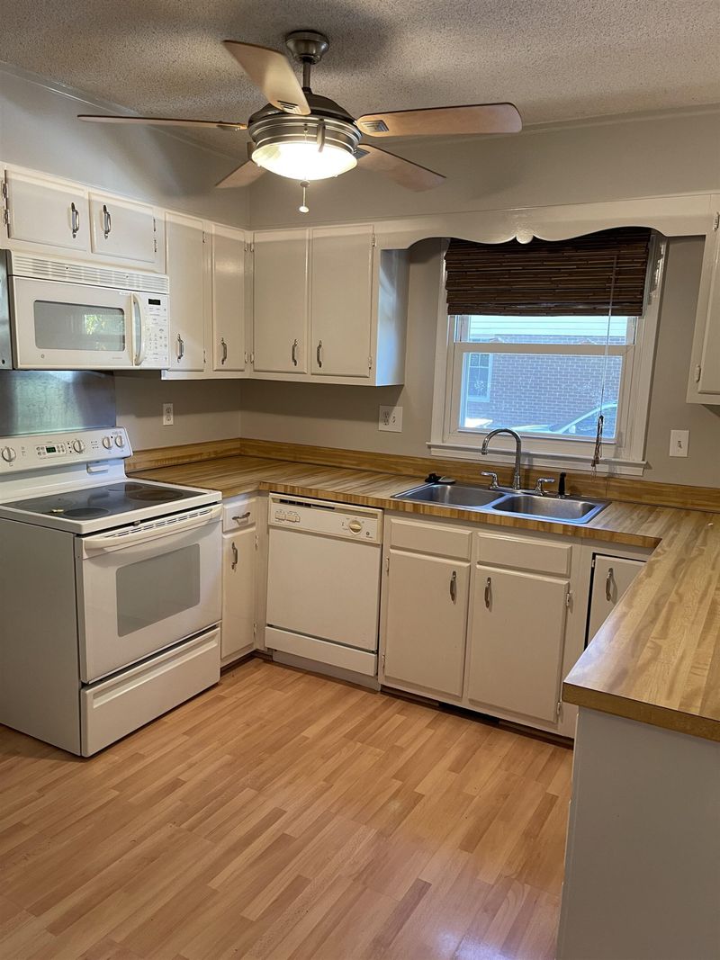 712 Sawmill Rd, Raleigh, NC 27615