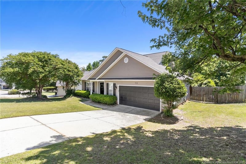 713 Bramblegate Rd, Hope Mills, NC 28348