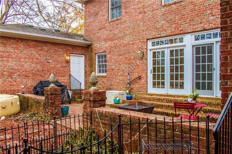 715 W Davis St, Burlington, NC 27215