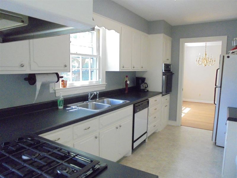 716 Mcleod Dr, Sanford, NC 27330