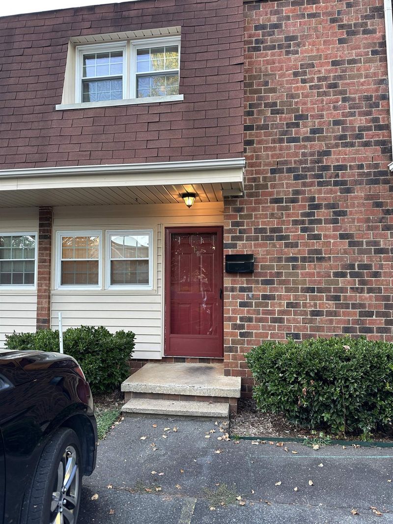 716 Shawnee Dr #E, Burlington, NC 27215