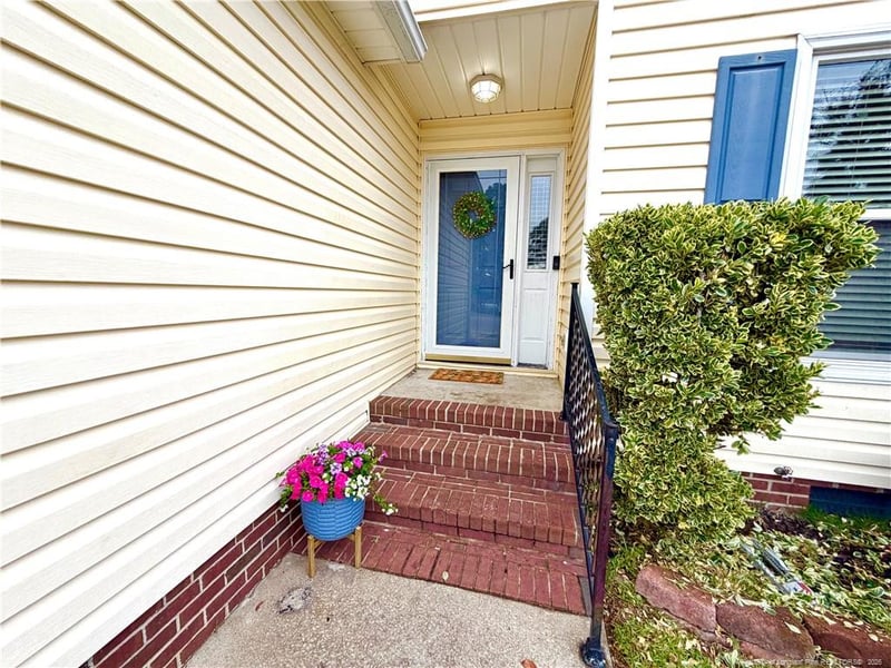 719 Alexwood Dr, Hope Mills, NC 28348