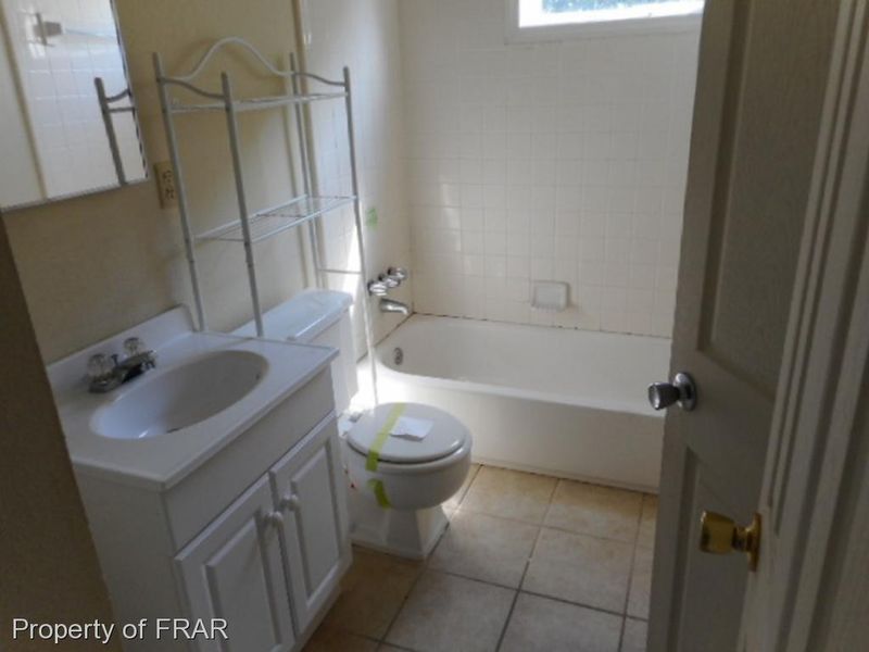 721 Glensford Dr, Fayetteville, NC 28304