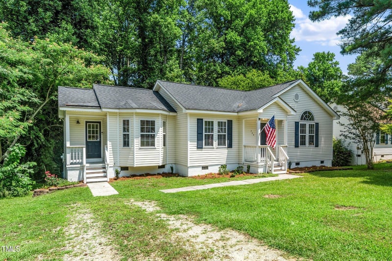 725 Maple Ln, Fuquay Varina, NC 27526