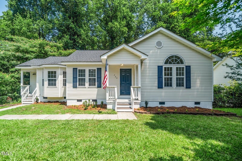 725 Maple Ln, Fuquay Varina, NC 27526