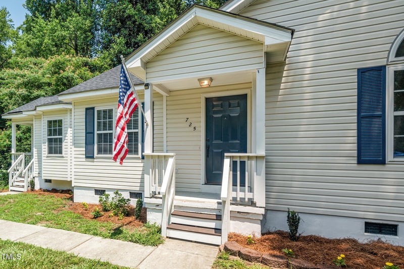 725 Maple Ln, Fuquay Varina, NC 27526