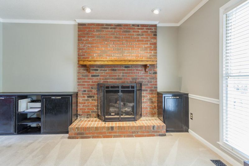 725 Meadow Rd, Raleigh, NC 27603