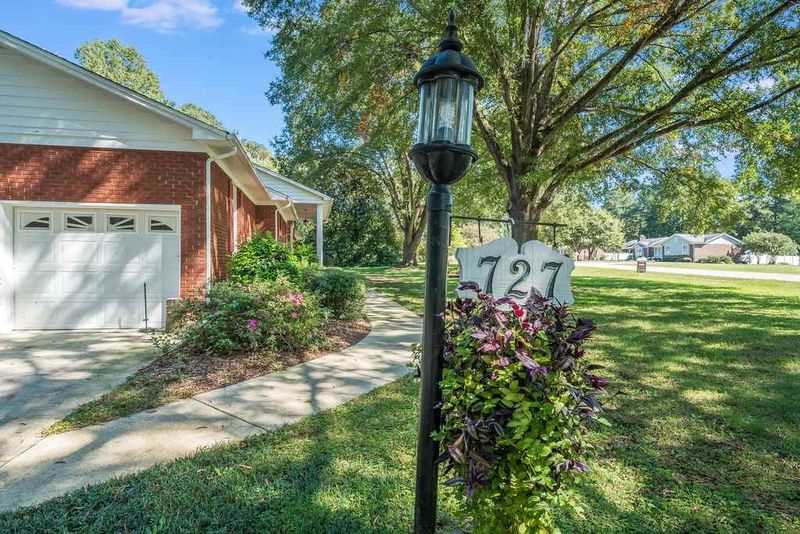 727 Hillandale Ln, Garner, NC 27529