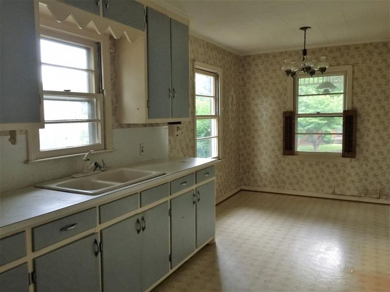 738 Fairfield St, Burlington, NC 27215