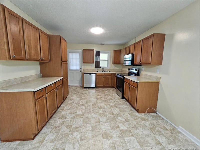 7570 Jennings Ln, Fayetteville, NC 28303