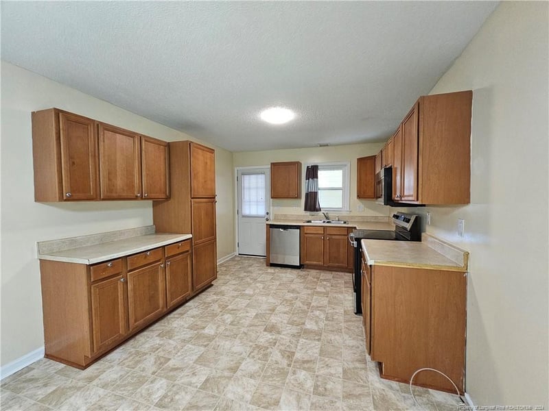7570 Jennings Ln, Fayetteville, NC 28303