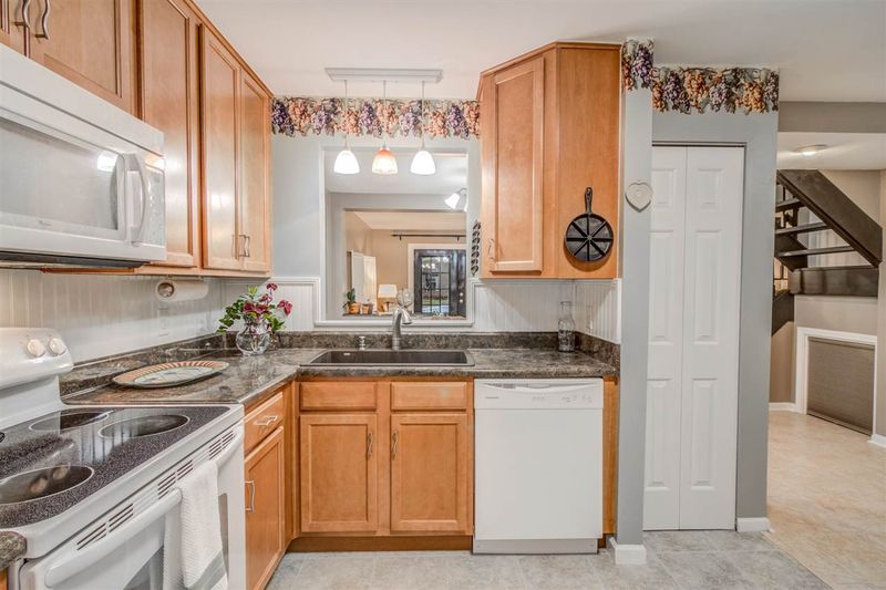 7821 Stephanie Ln, Raleigh, NC 27615