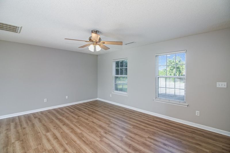 8 Collinswood Ct, Durham, NC 27703