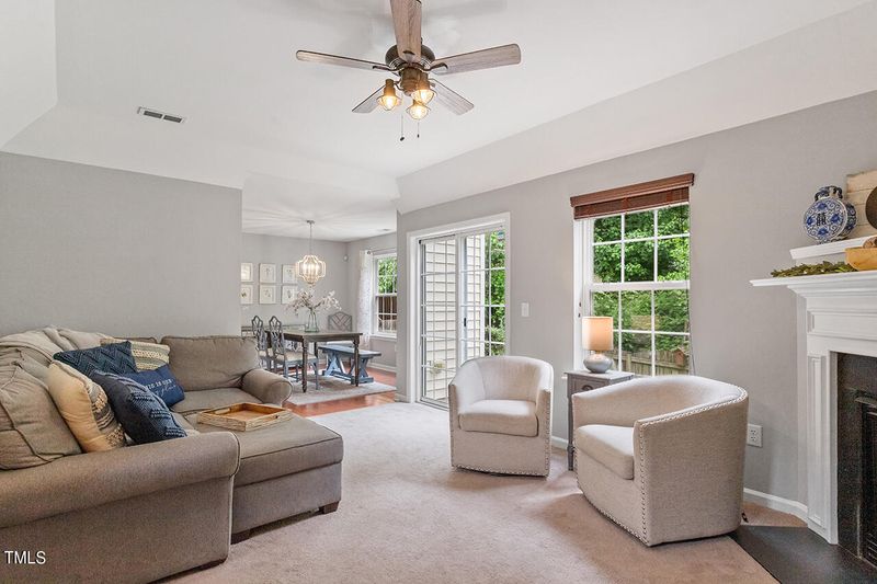 8 Grosbeak Ln, Durham, NC 27713