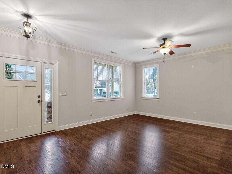 8 Hawthorne Ln, Youngsville, NC 27596