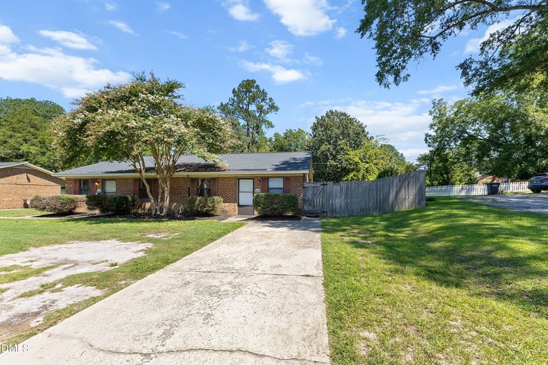 800 W Anderson St #802, Selma, NC 27576