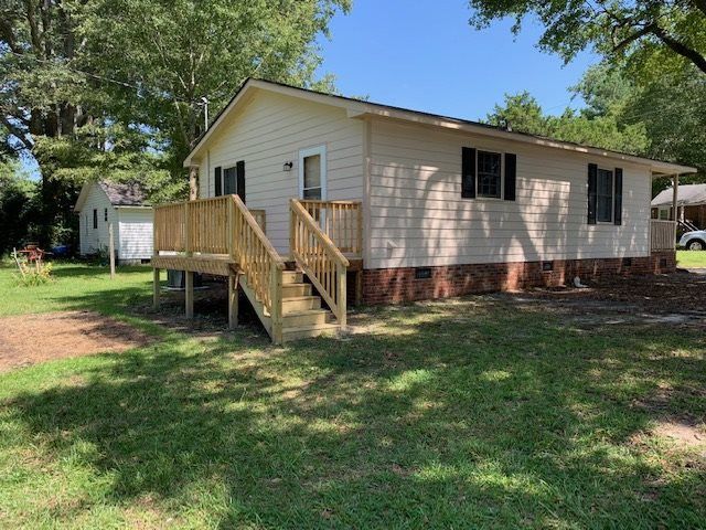 800 W Oak St, Selma, NC 27528