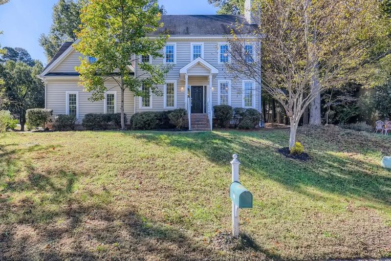 801 Bonhurst Dr, Holly Springs, NC 27540