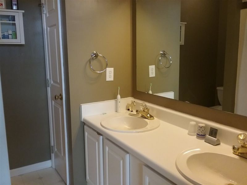801 S Phillips Pointe Dr, Fuquay Varina, NC 27526