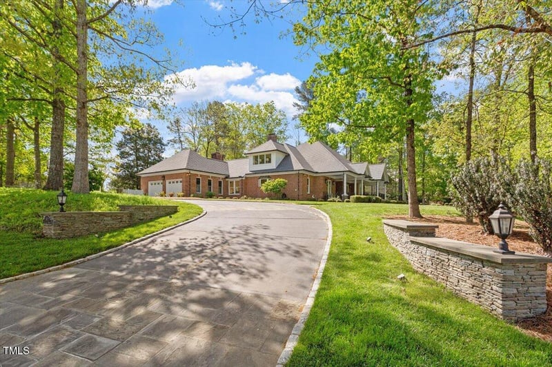 801 Pinehurst Dr, Chapel Hill, NC 27517