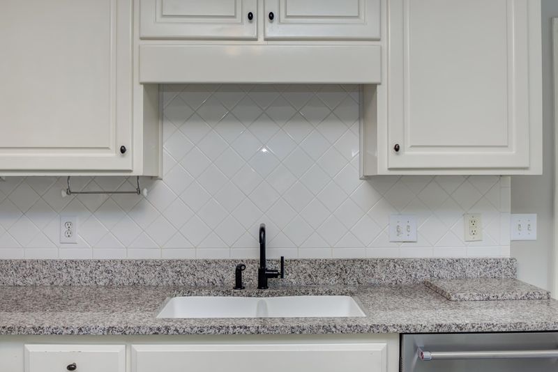 8016 Thomasville Ct, Raleigh, NC 27612
