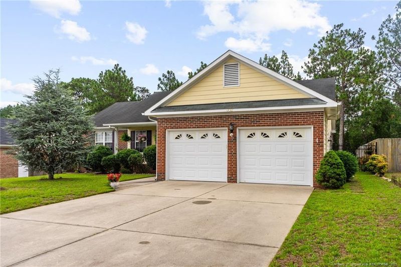 802 Alexwood Dr, Hope Mills, NC 28348
