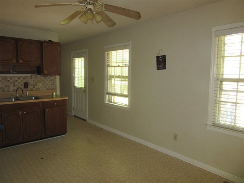 802 N Lee St, Zebulon, NC 27597